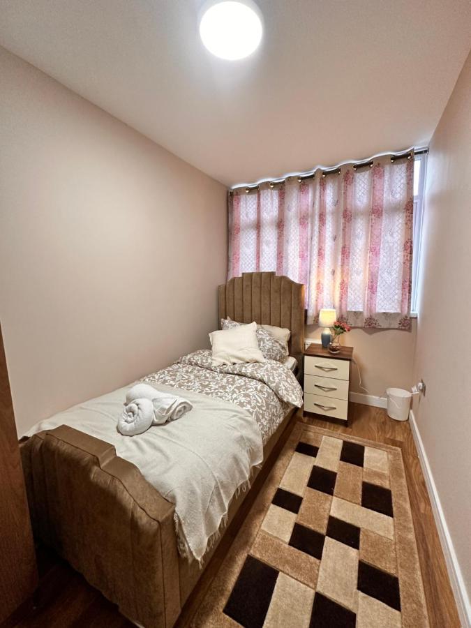 Canary Wharf Single Double And En-Suite Rooms London Exterior photo